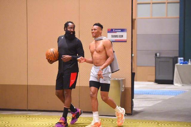 德转列左后卫身价榜：努诺-门德斯7500万欧居首，巴尔德第二（德转左后卫身价榜：努诺-门德斯以7500万欧领跑，巴尔德位居第二）