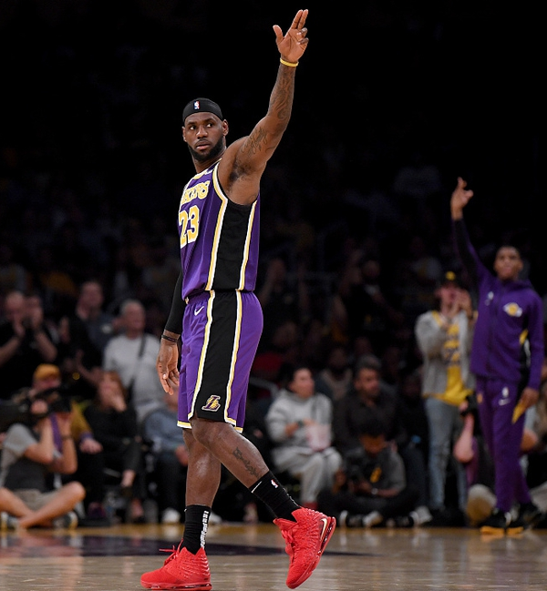 半场战报：巴萨2-0毕尔巴鄂竞技，莱万破门，费兰建功（半场快讯：巴萨2-0领先毕尔巴鄂竞技，莱万、费兰先后破门）