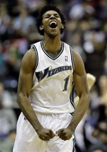 求战心切，安东尼因自己红牌停赛无法出战塞维利亚德比而落泪（红牌停赛无缘塞维利亚德比，求战心切的安东尼落泪）